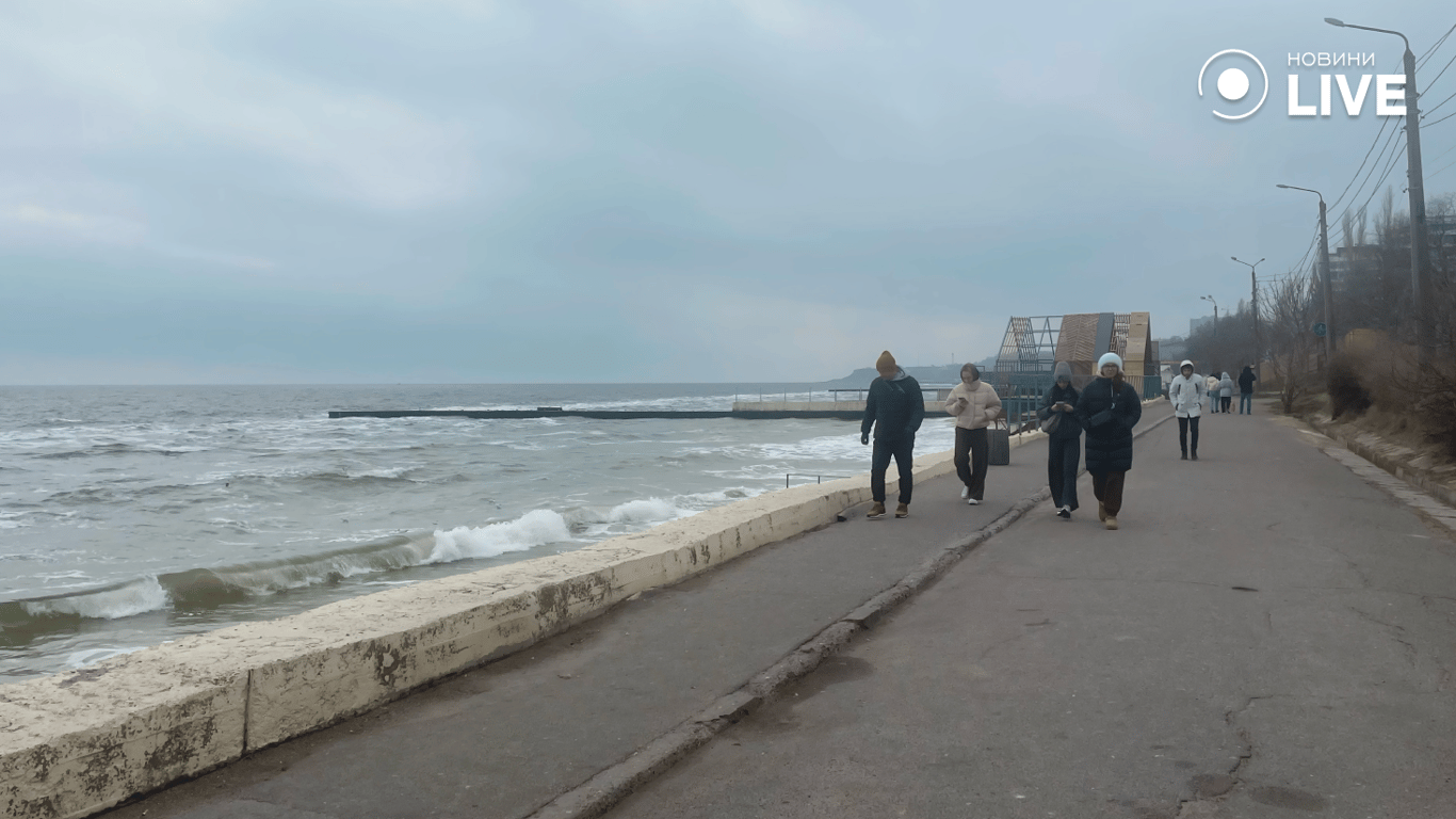 Шторм та затоплені пляжі — одесити сьогодні  біля моря (фото) - фото 11