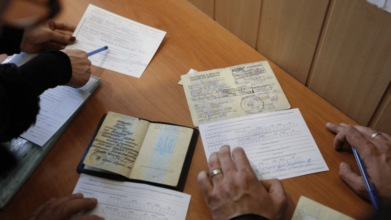 Кремень требует у Верховной Рады отказаться от двуязычного бумажного паспорта гражданина Украины