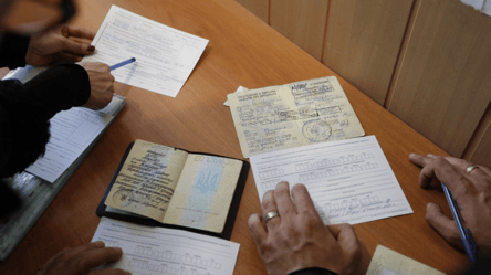 Кремень требует у Верховной Рады отказаться от двуязычного бумажного паспорта гражданина Украины - 285x160