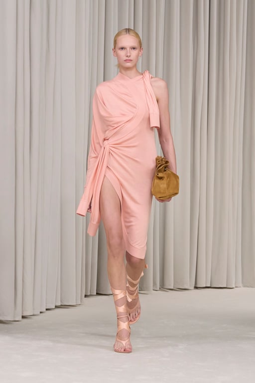 Трендова сукня на сезон весна-літо 2025