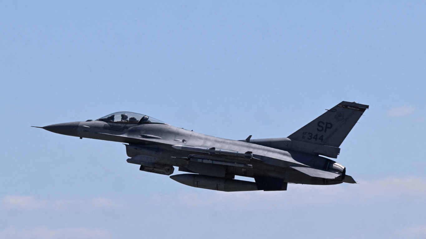 В сети распространяют фото F-16 с украинскими опознавательными знаками