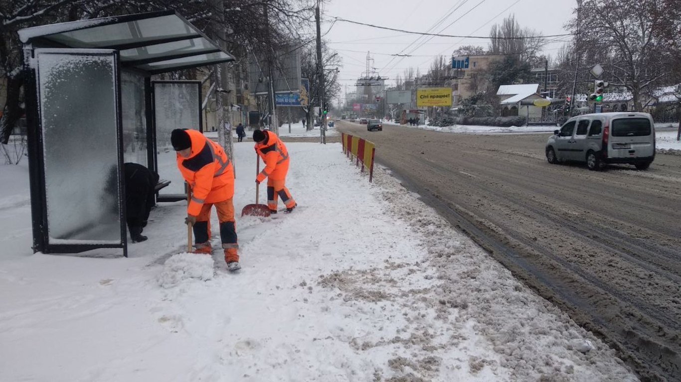 Одесские коммунальщики с самой ночи убирают улицы города