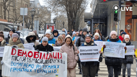 Митинг в Одессе — родственники военных требуют демобилизации - 285x160