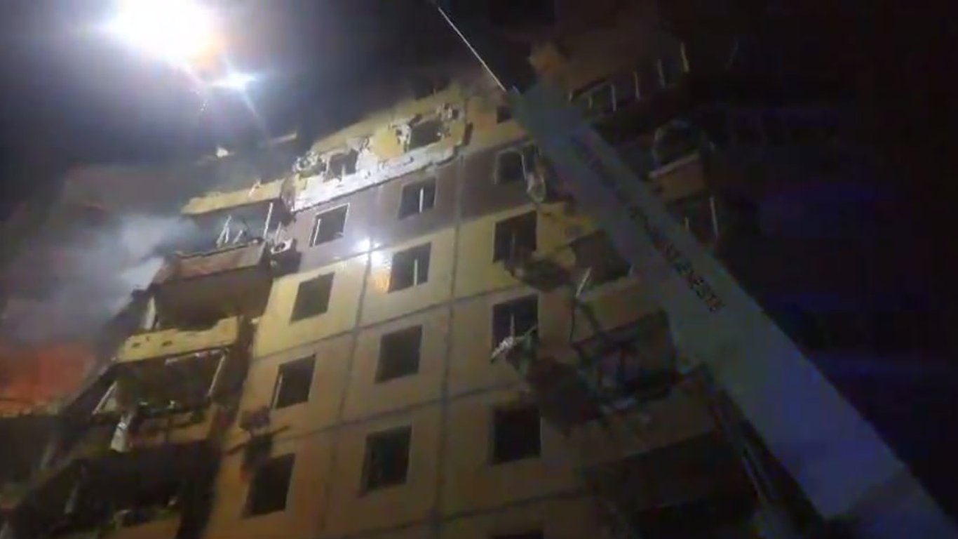 Зеленський показав відео рятувальної операції після ракетного удару по Кривому Рогу