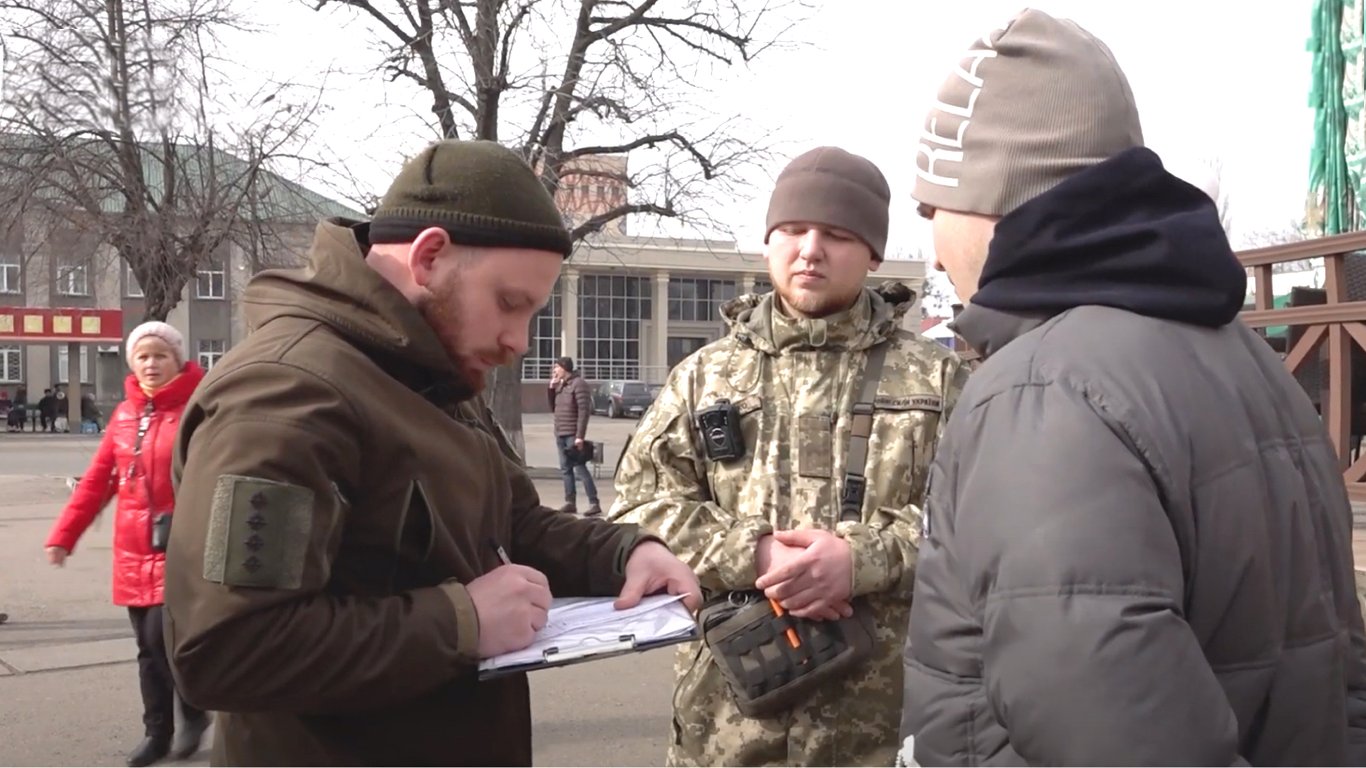 Мобілізація в Україні — що робити, якщо повістку вручають з порушенням