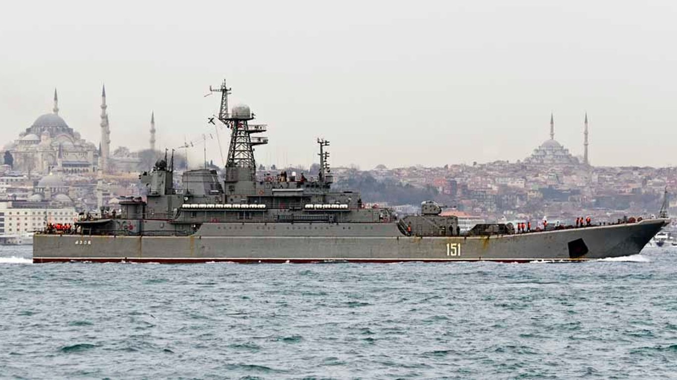 Силы обороны поразили два российских десантных корабля в Севастополе