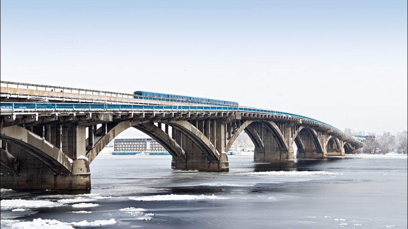 В Киевсовете ответили, могут ли закрыть мост Метро в столице