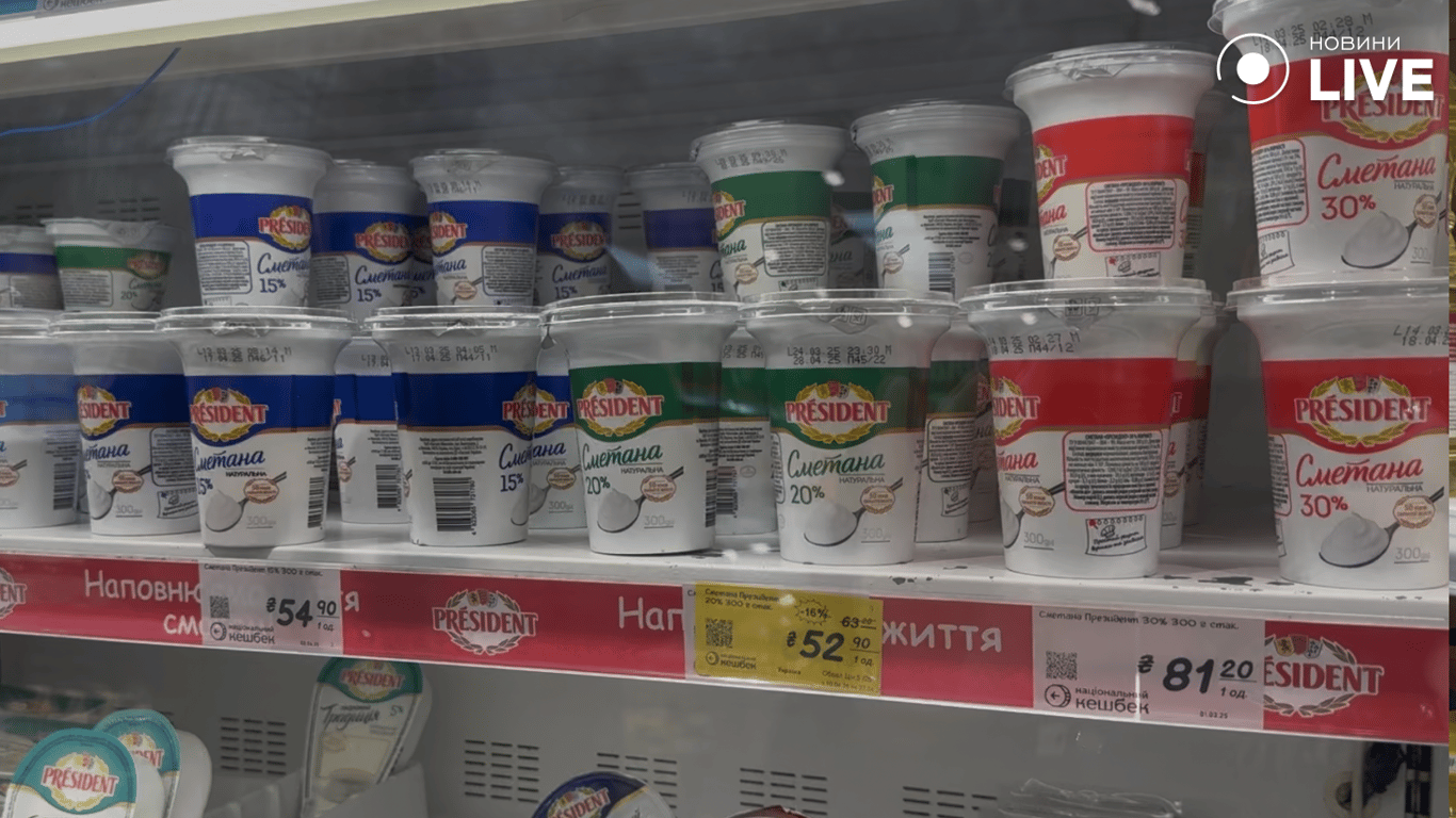 Молочка на прилавках магазину 