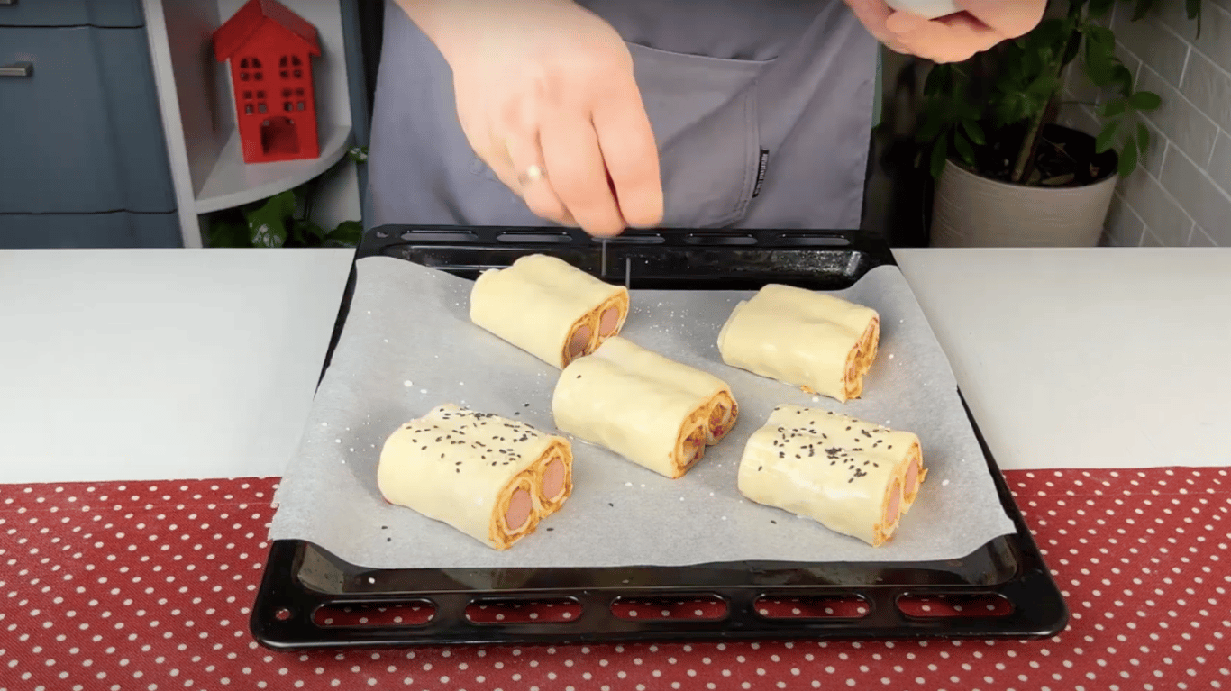 смачні сосиски в тісті на сніданок