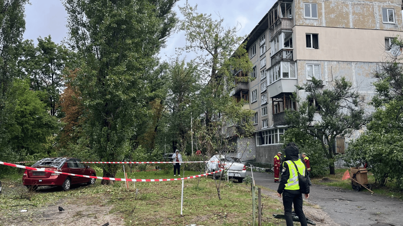 У Києві РФ вдарила по 5-поверхівці: фото наслідків