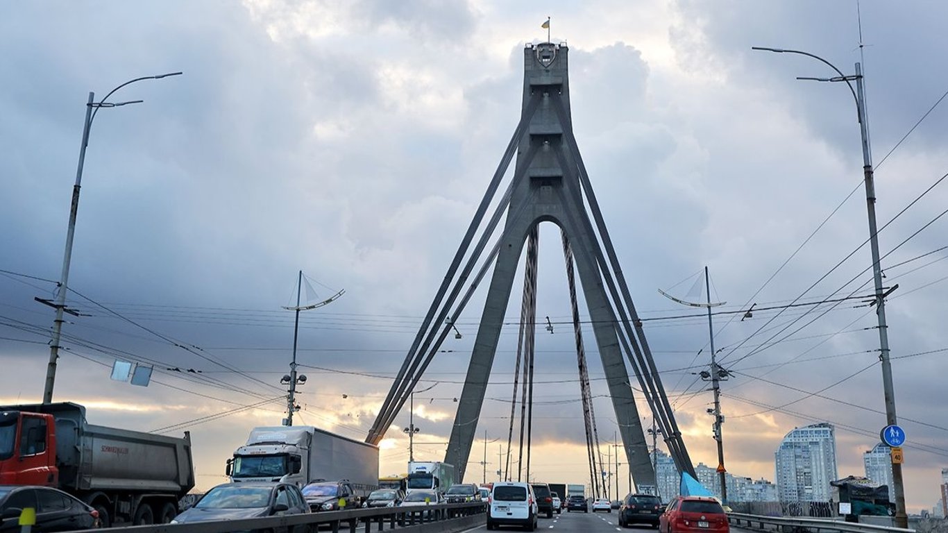 У Києві на одному з мостів через Дніпро обмежать рух — про який йдеться
