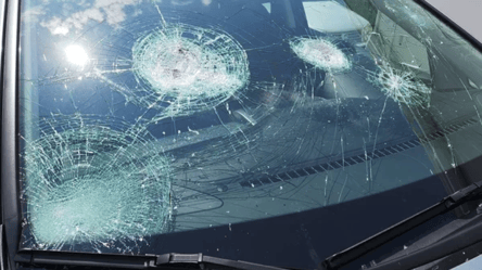 Побили стекло в машине — в Одессе произошел скандал между таксистом и пассажирами - 285x160
