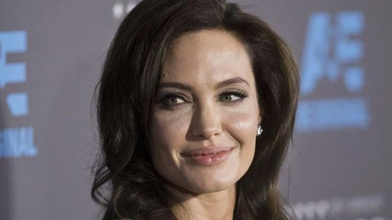 Анджелина Джоли на прогулке со взрослым сыном поразила новым цветом волосы