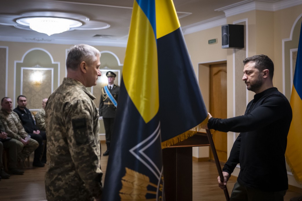 Володимир Зеленський вручив прапор Служби зовнішньої розвідки