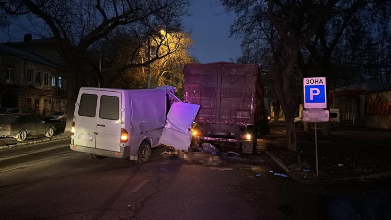 В Одессе микроавтобус столкнулся с грузовиком