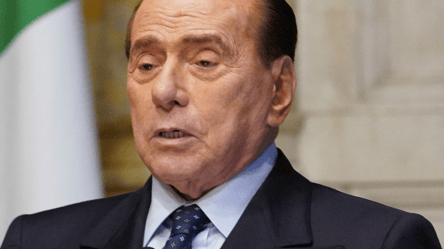 После скандального заявления Берлускони про Украину в МИД напомнили, как тот целовал руки Каддафи - 285x160