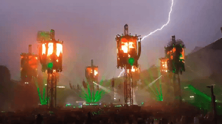 Під час концерту гурту Metallica вдарила блискавка — кадри унікальних спецефектів - 285x160
