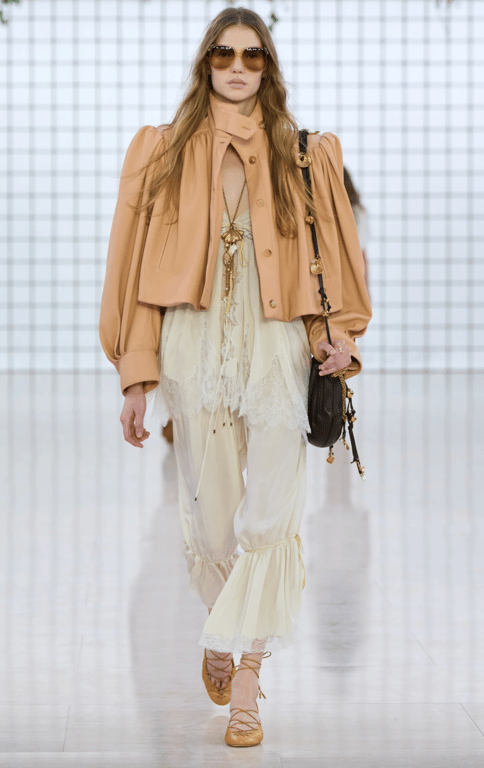 Короткі тренчі мають оригінальний вигляд