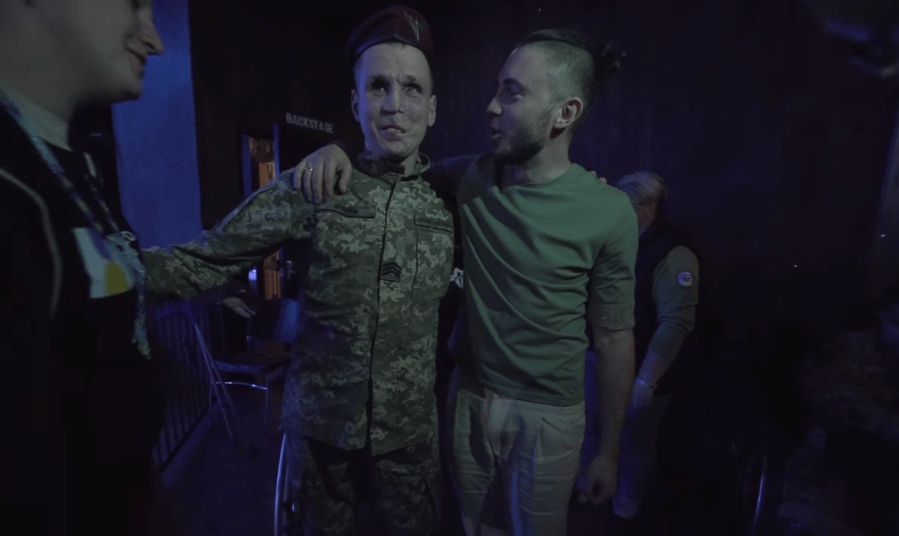 Тарас Тополь с защитником Украины на своем концерте