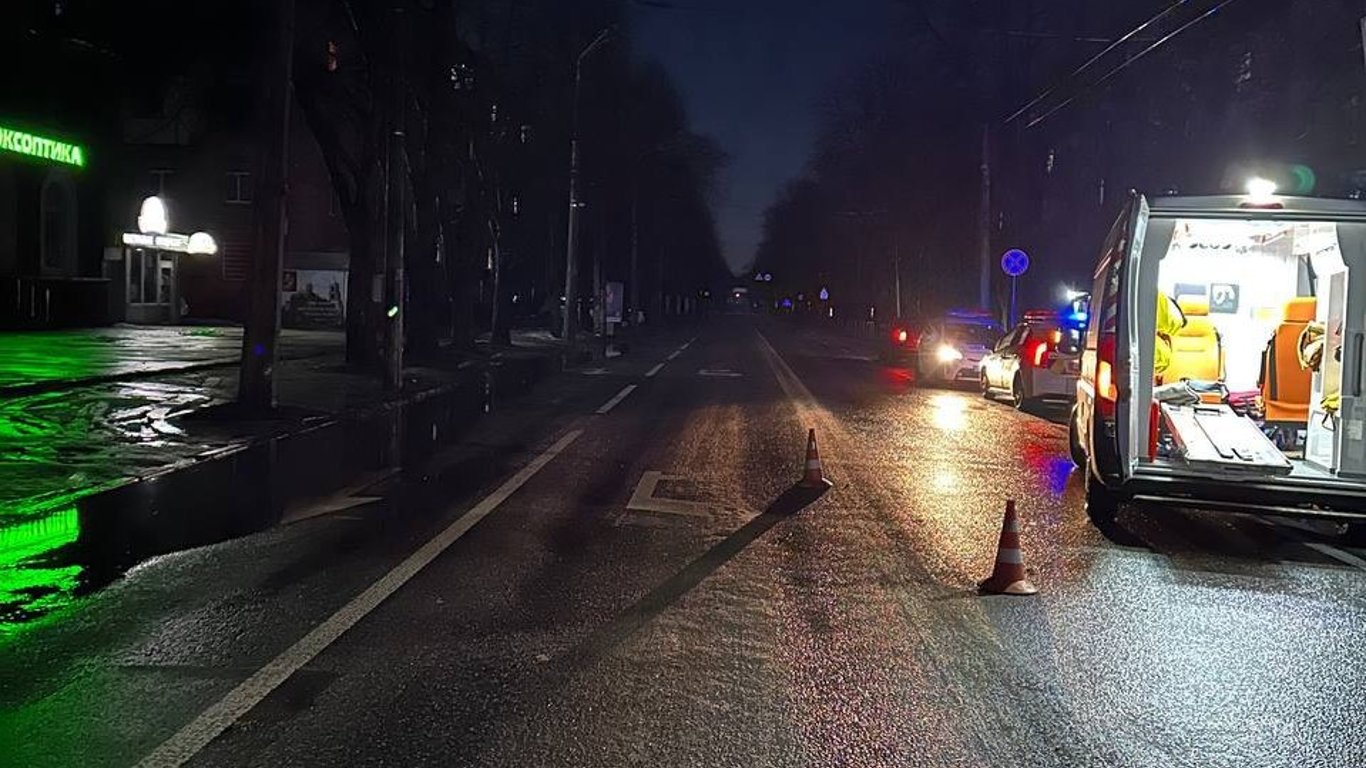 Перетягнув потерпілу на узбіччя і втік — в Дніпрі водій збив жінку