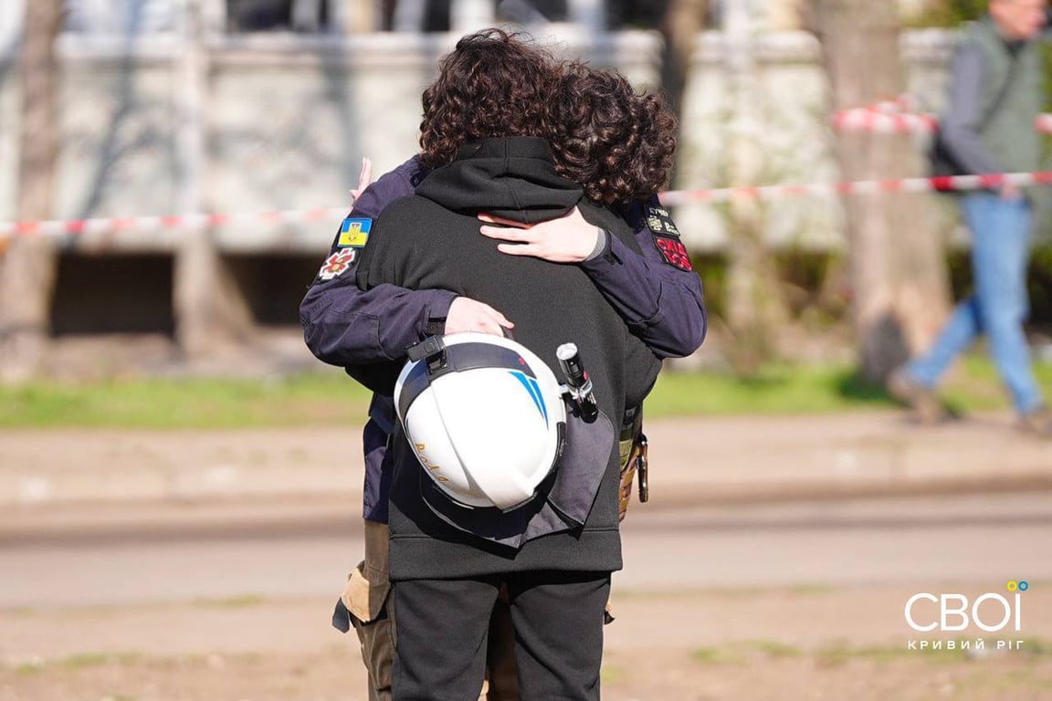 Скорбота на дитячому майданчику: мешканці Кривого Рогу вшановують загиблих