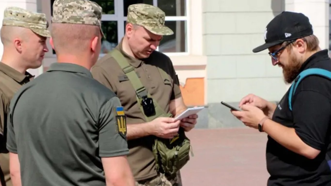 Чи можуть ТЦК оштрафувати за відмову пред'явити документи, відповів юрист