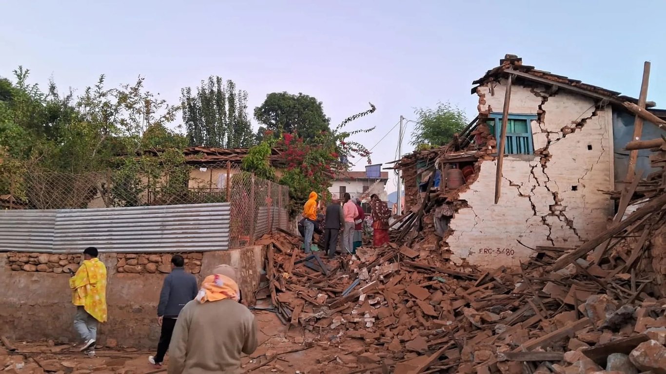 Внаслідок землетрусу в Непалі загинуло щонайменше 128 осіб, — Reuters