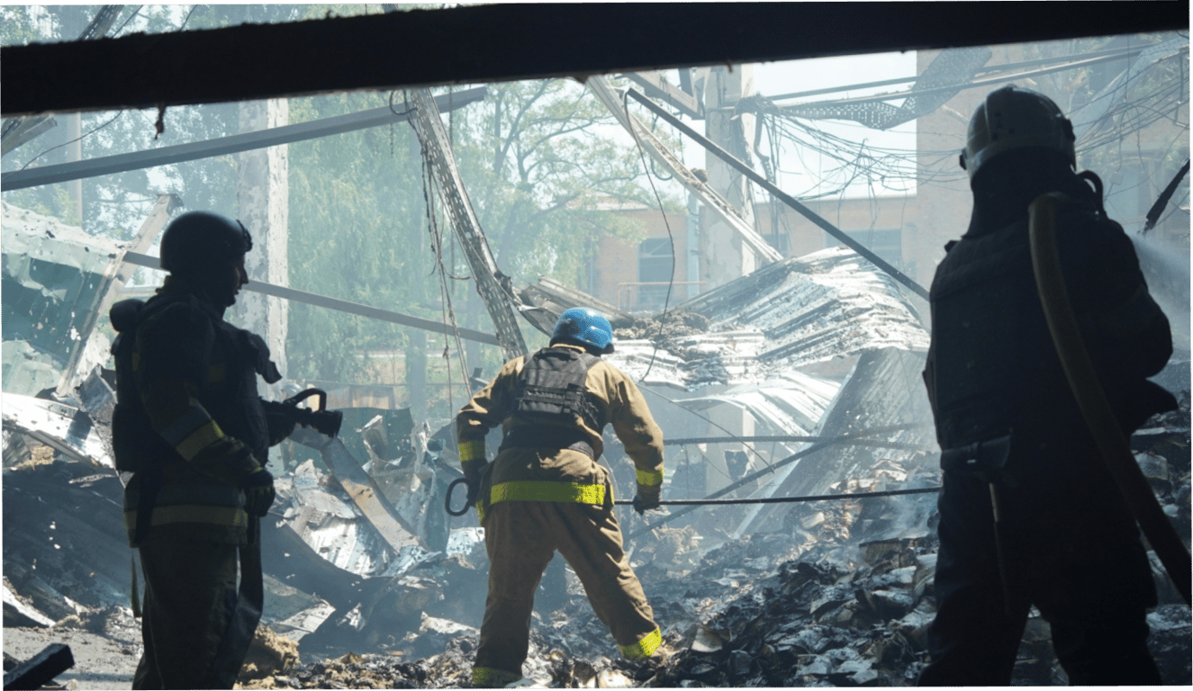 Робота рятувальників на місці трагедії: пошук поранених і загиблих після обстрілу