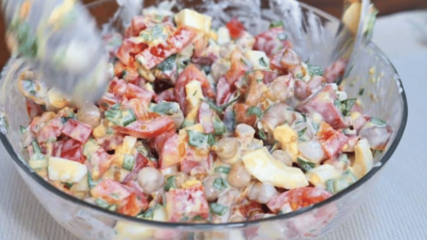 Смачний салат з ковбасою, овочами