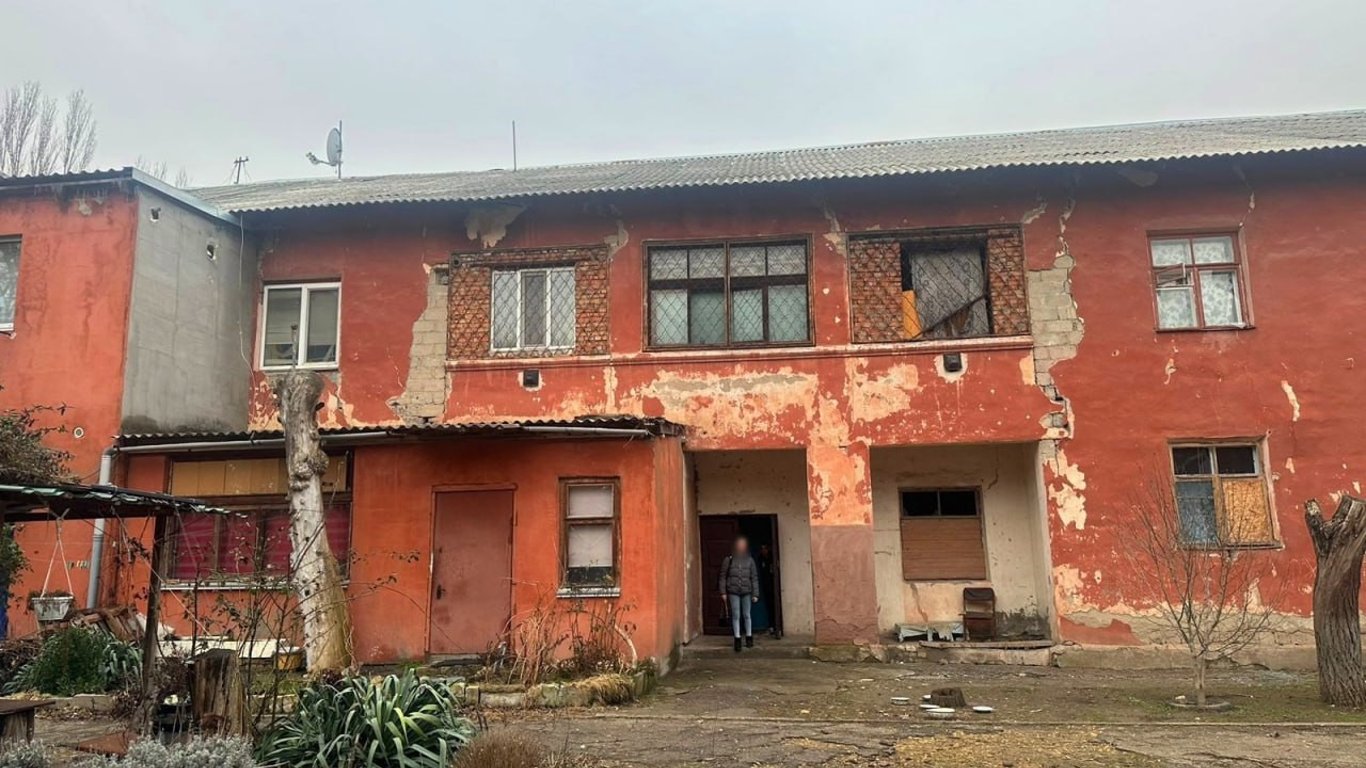 Росіяни влучили у житловий будинок в Херсоні — загинула жінка