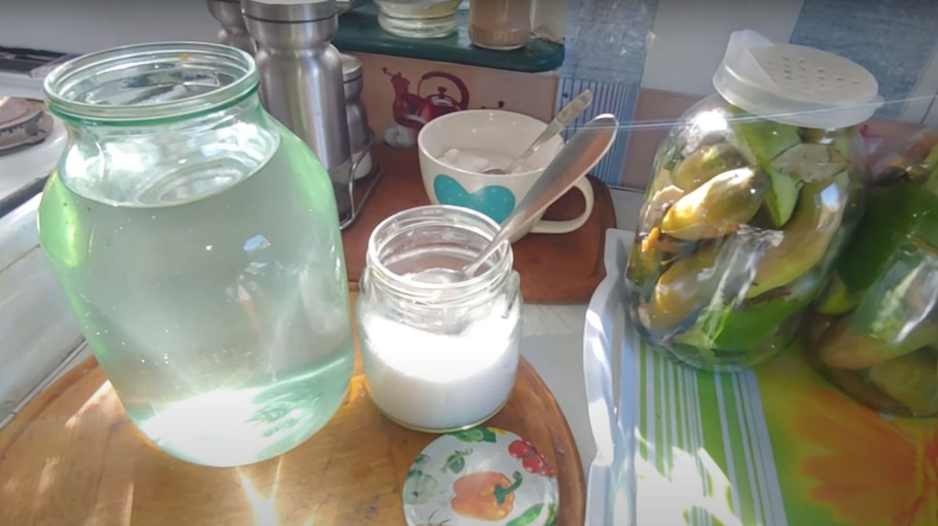 простой рецепт квашеных зеленей помидоров