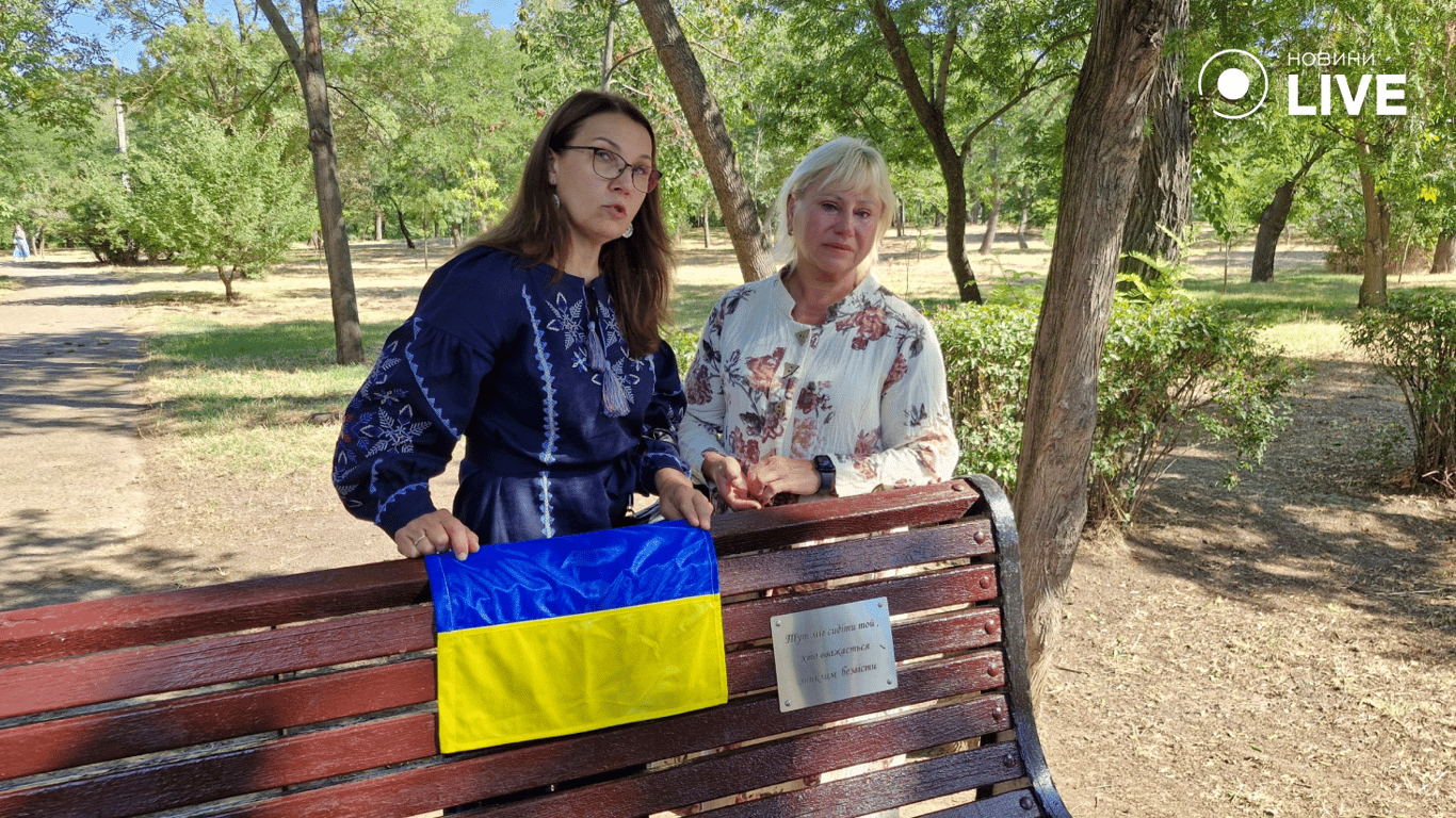 Пам'ятна лавка на Алеї Героїв у парку Шевченка