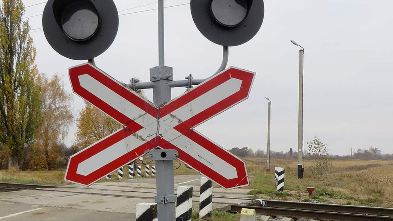 На участке Львов-Мостиска закроют железнодорожный переезд: детали