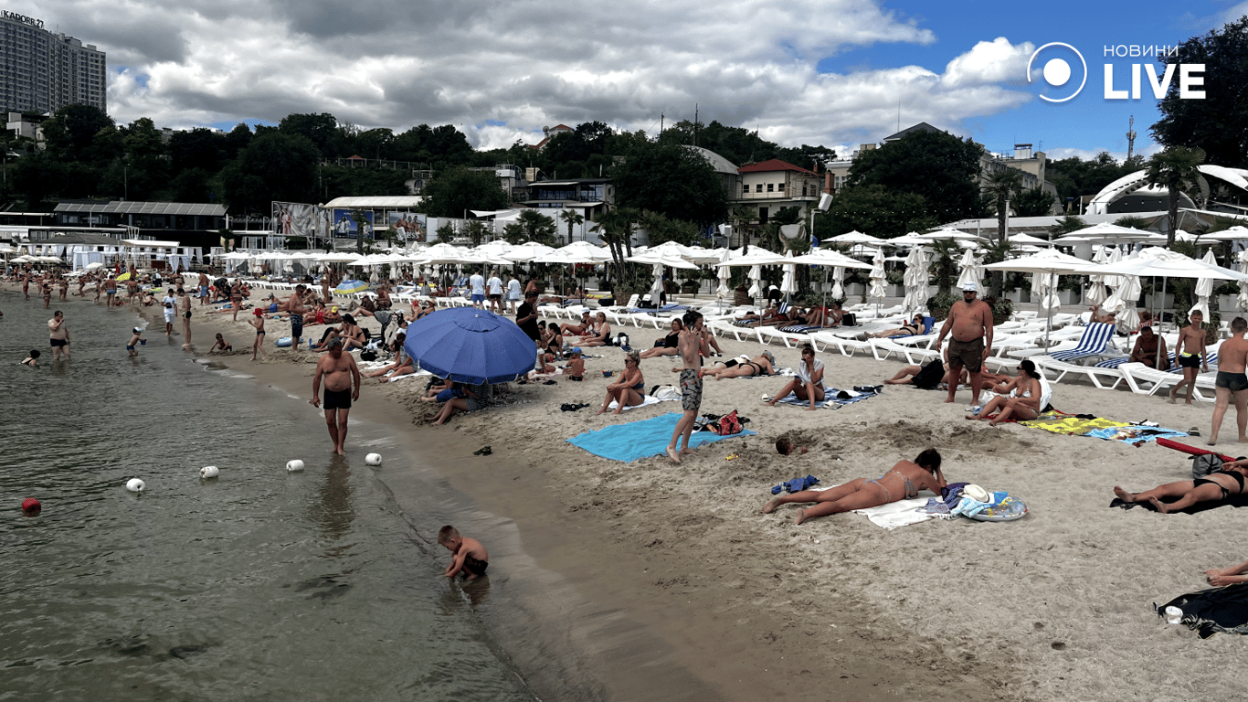 Люди отдыхают на городском пляже. Фото: Новости. 