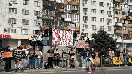 В Киеве прошла акция в поддержку пленных азовцев — репортаж Новини.LIVE - 290x166