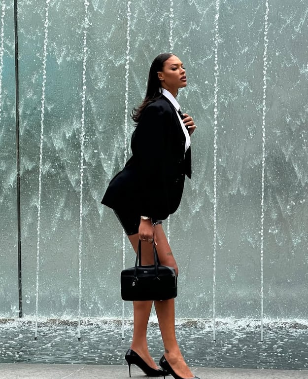 Лиз Кэмбидж позирует