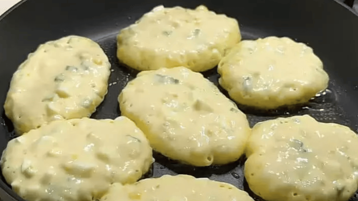 оладки з яйцями та зеленою цибулею