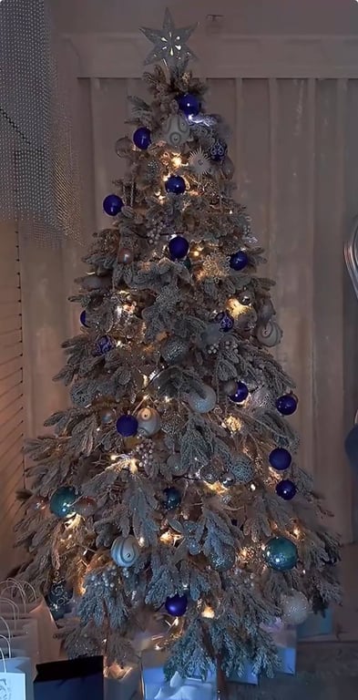 Как украсить елку в 2025 году — топ цветов сезона - фото 4