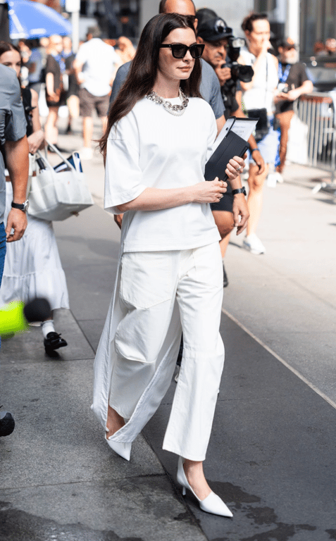 Білі туфлі зроблять елегантним будь-який образ