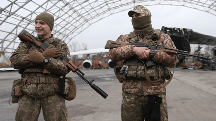Служба в тилу: скільки можуть отримувати військові щомісяця - 285x160