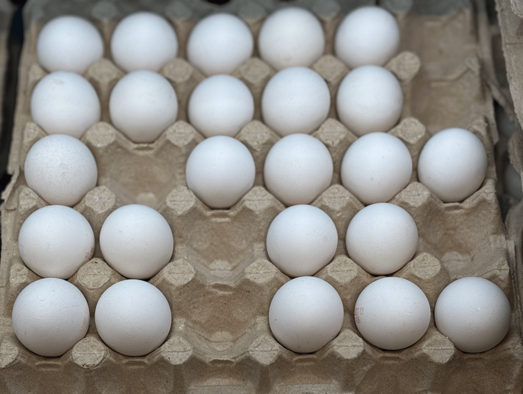 Яйця в лотку