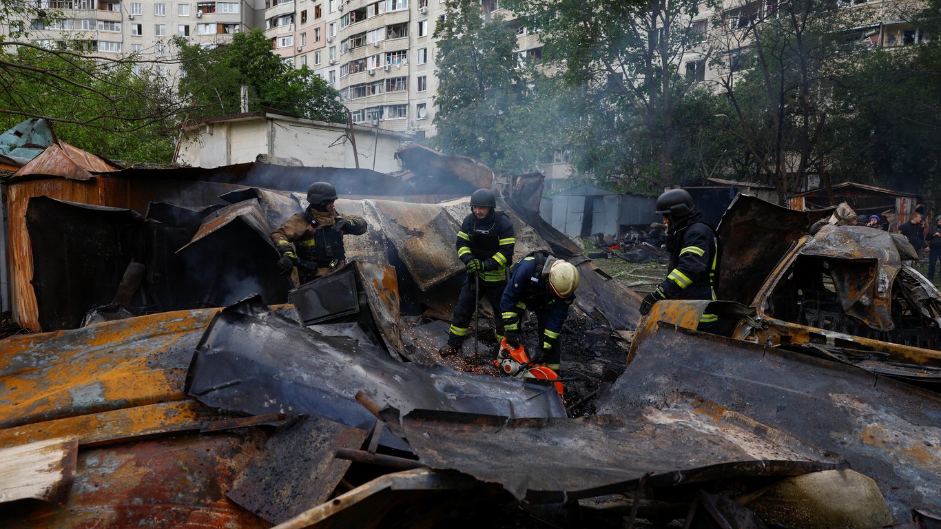 Обстріл Харкова — одна з ворожих ракет впала у спальному районі міста