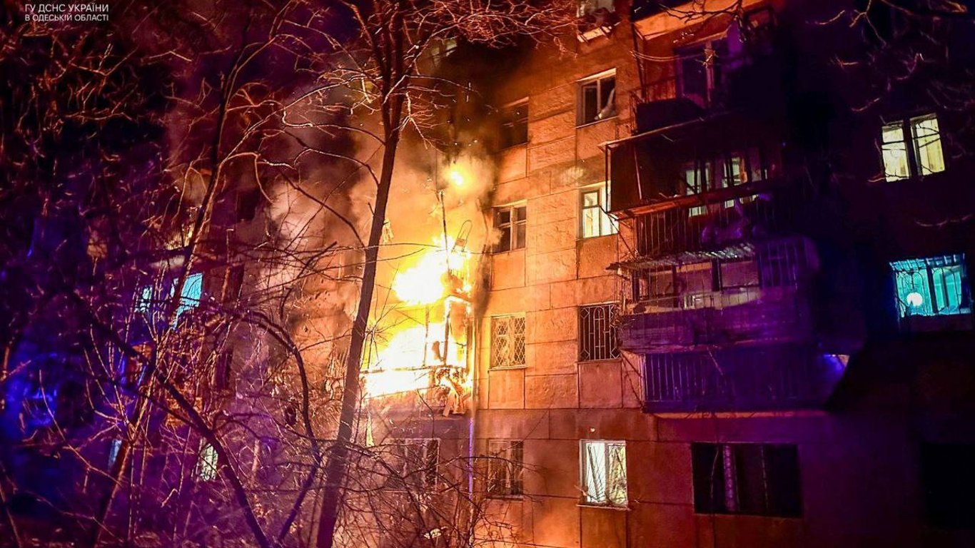 Спасатели показали ликвидацию последствий ночной атаки на Одесчину