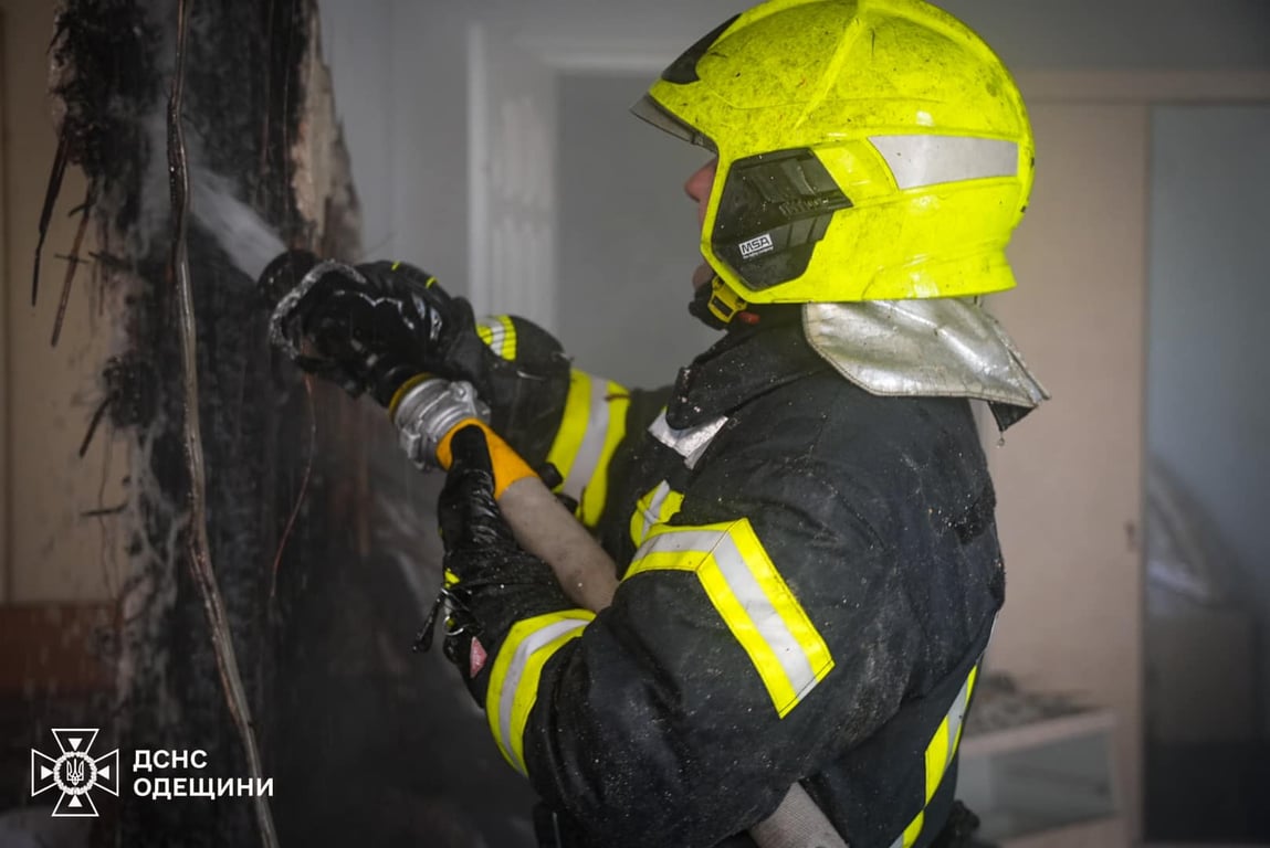 Пожежний гасить вогонь під час пожежу в Одесі, 27 квітня. Фото: ДСНС України