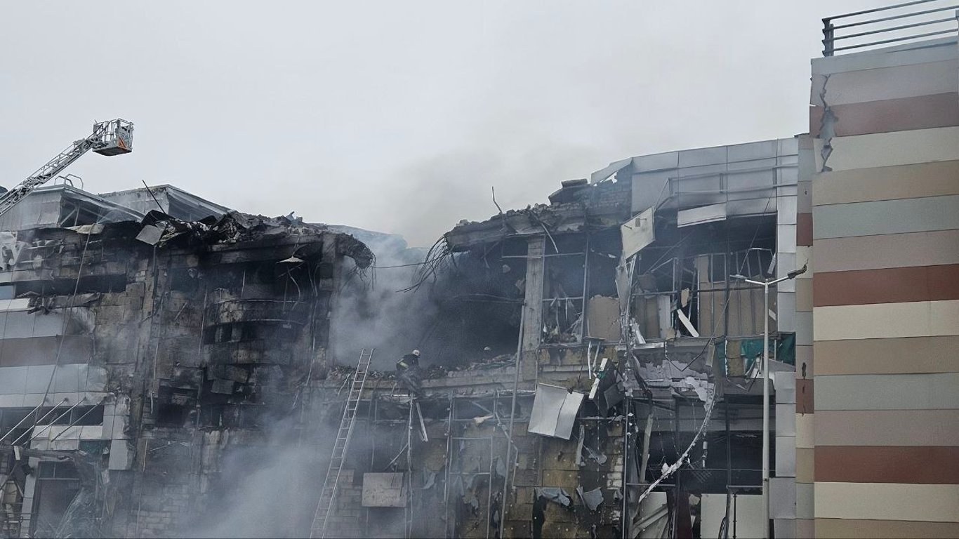 У Дніпрі окупанти влучили в ТРЦ та половий будинок — кількість загиблих збільшилась