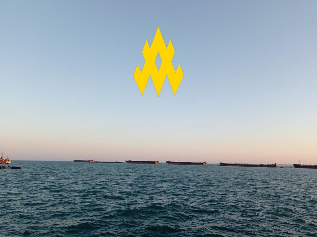 Російські баржі біля Кримського моста