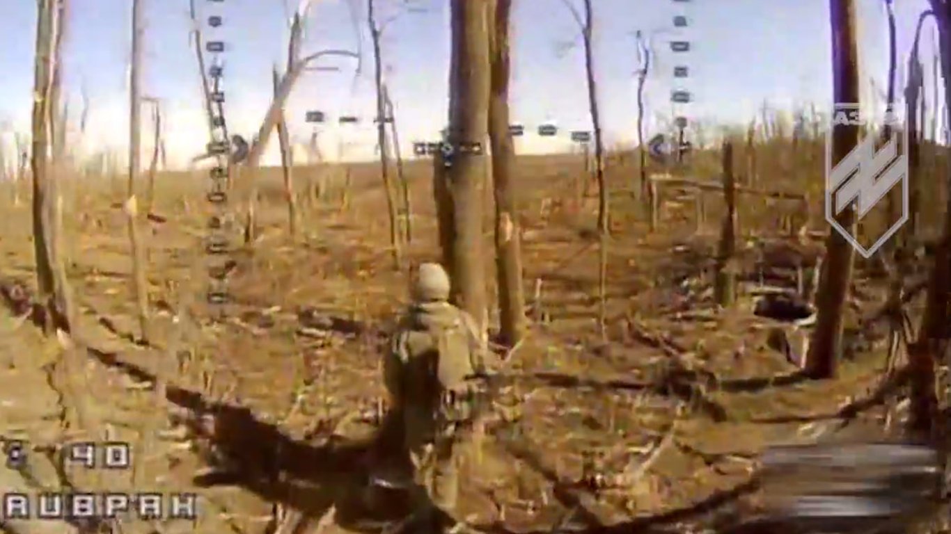 Смертельная "пятнашка" — в Азове показали эффектные кадры погони дронов за оккупантами