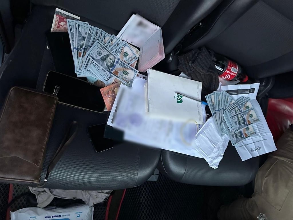 ​Вилучені готівка та документи. Фото: ДПСУ 