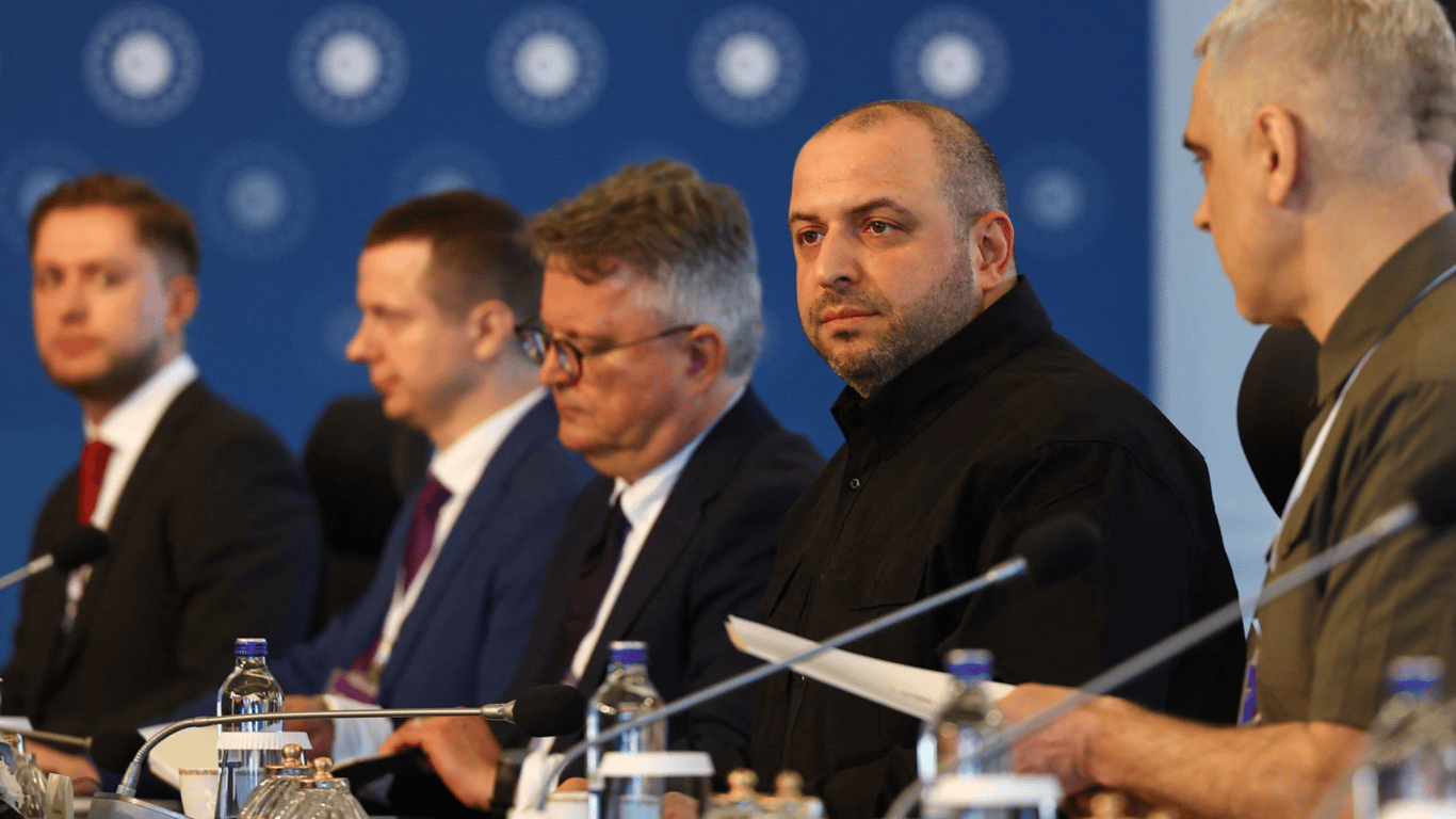 Міністр закордонних справ Туреччини Хакан Фідан головує під час першого раунду українсько-російських переговорів у Стамбулі