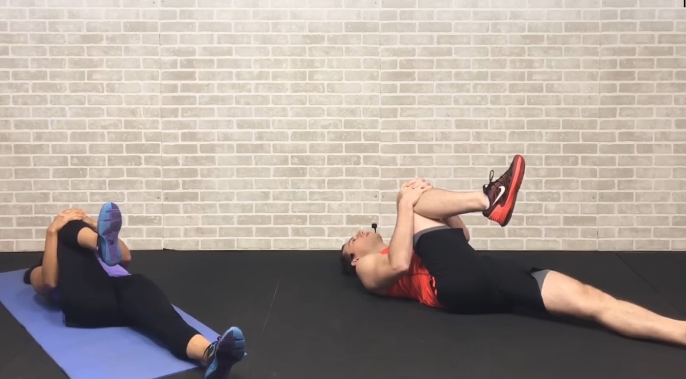 Растягивание мышц спины в положении лежа